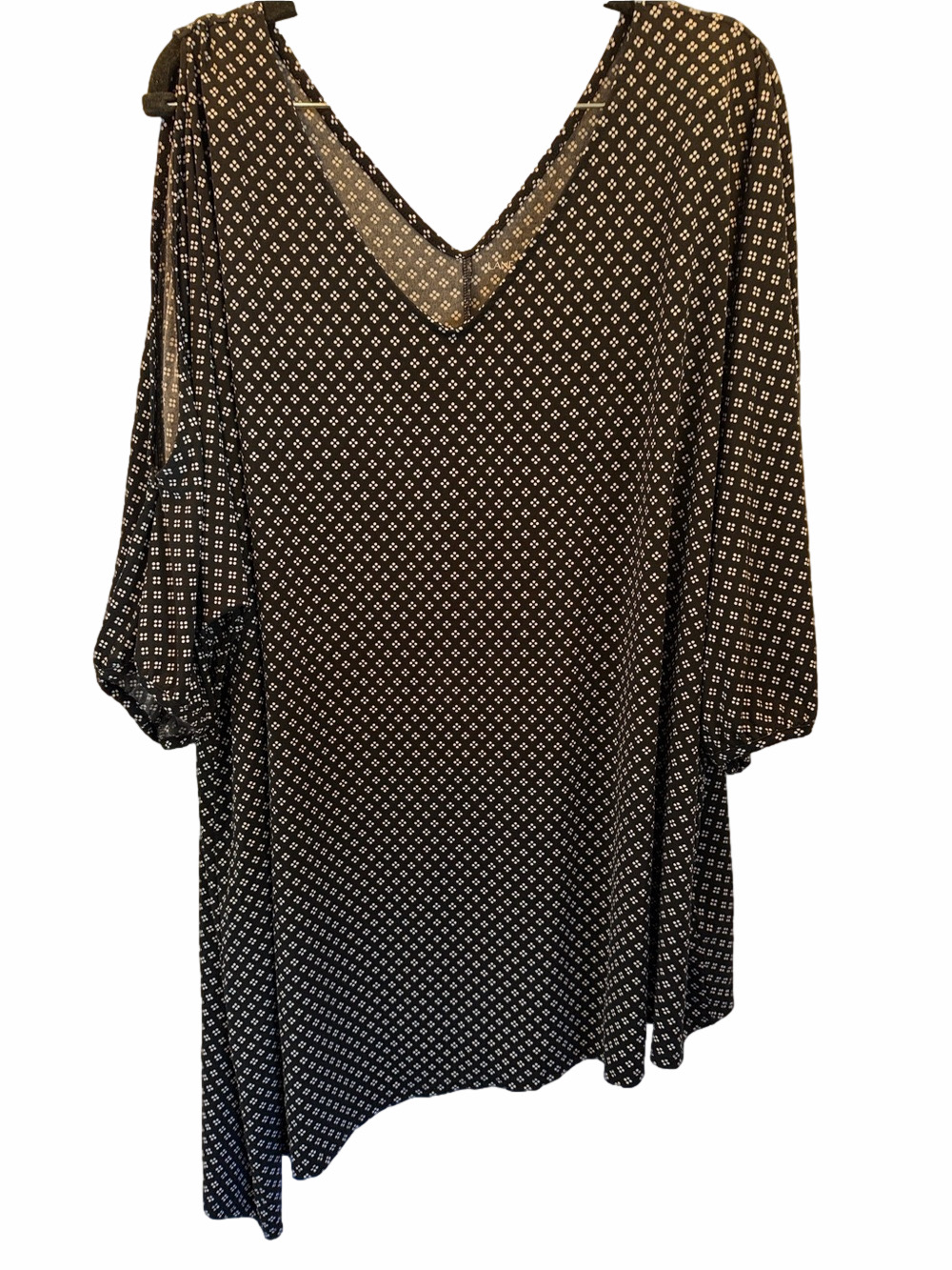 Lane Bryant Black Geometric V-Neck Top, PTP 30-31”, L 30-38”, (T4-320)
